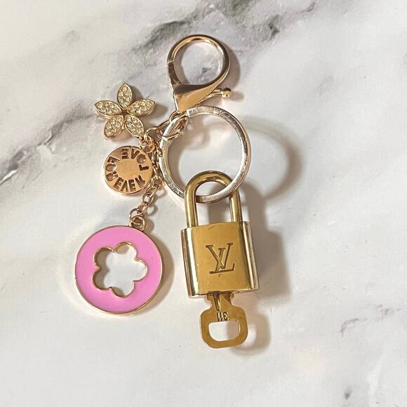 Louis Vuitton Lock & Key Set #311 with a Pink Flower Charm Keychain - Picture 4 of 5